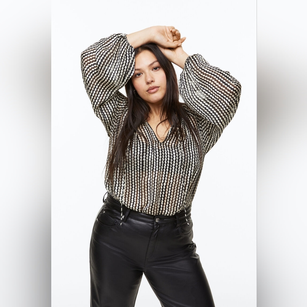 H&M Ruffle Trimmed Crepe Blouse